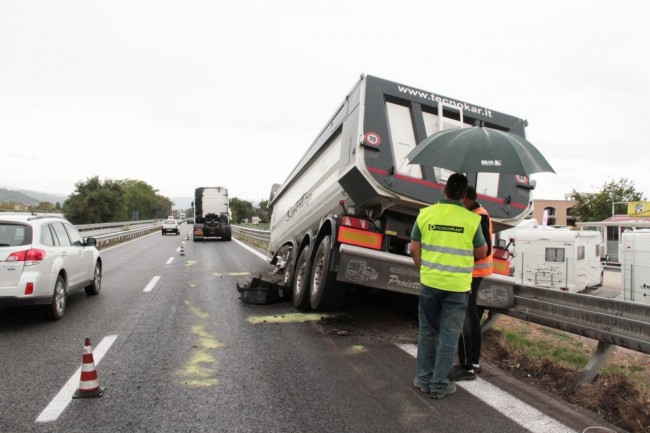 incidente camion ribaltato superstrada pollenza foto ap 4