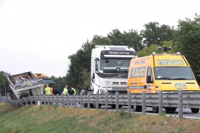 incidente camion ribaltato superstrada pollenza foto ap 6
