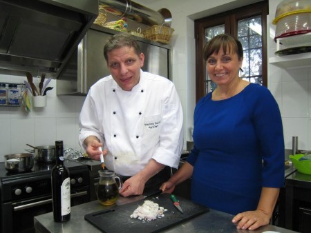 l’agrichef Maurizio Bocchi in cucina con Elisabetta Gabrielloni