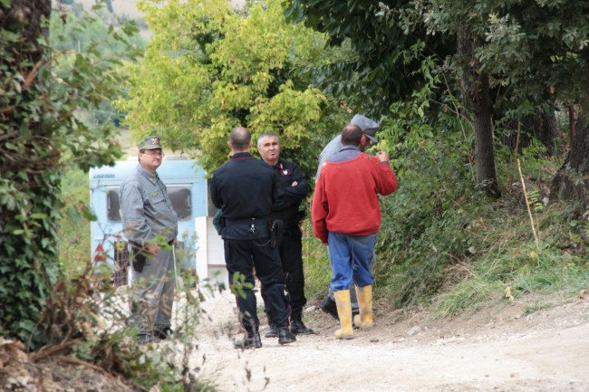 maiali fango loro piceno proprietario dei maiali quello con maglia rossa foto ap 5
