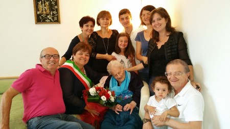 Maria Illuminati con la famiglia e il sindaco il giorno del suo compleanno