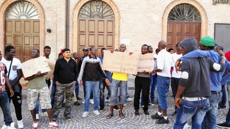 Migranti in piazza a Macerata