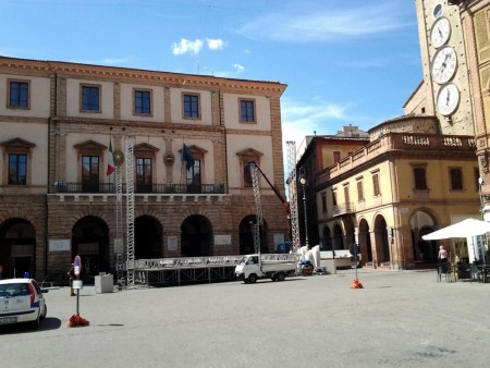 Il palco che ospiterà il "Premio Ravera"