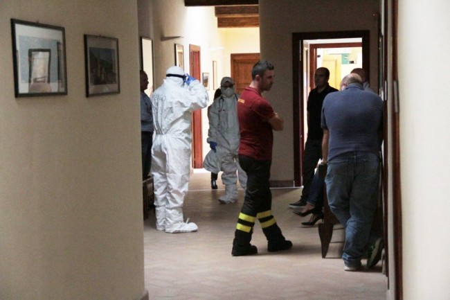 I vigili del fuoco all'interno del Comune (Foto di Andrea Petinari)