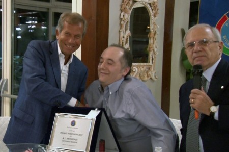 L'assessore provinciale allo sport Giovanni Torresi consegna il premio Panathlon a Nelio Piermattei con il presidente Roberto Toninel 