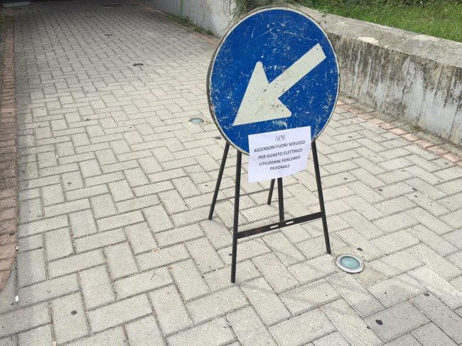 Il cartello di avviso messo lunedì
