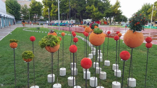 L'allestimento del parco dietro la biblioteca Zavatti, cinema Cecchetti luogo del festival
