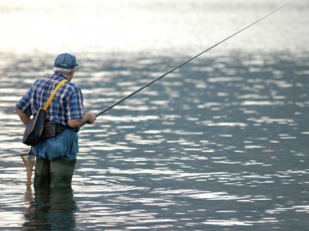Un pescatore (foto d'archivio)