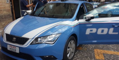 Una volante della polizia (foto d'archivio)