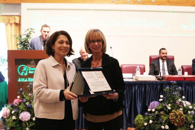 Premio a Rossana Pagnanelli, dipendente della Ortofrutta Tolentino snc di Pollenza
