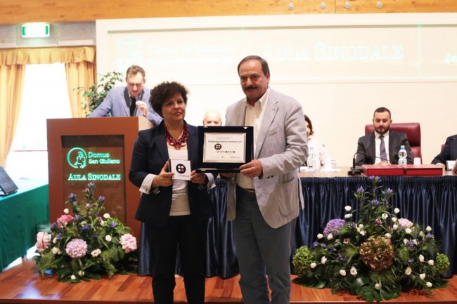 Premio all'azienda ELETTROGALVANICA SETTIMI SRL di Pollenza, ritira il premio Mario Settimi, titolare dell'azienda