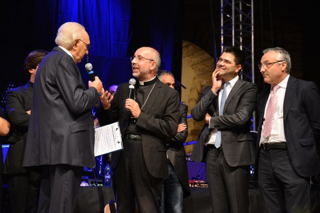 Sul palco anche il vescovo Nazzareno Marconi