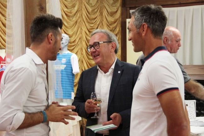 presentazione squadra calcio a 6 futsal passo treia a villa berta foto ap 6