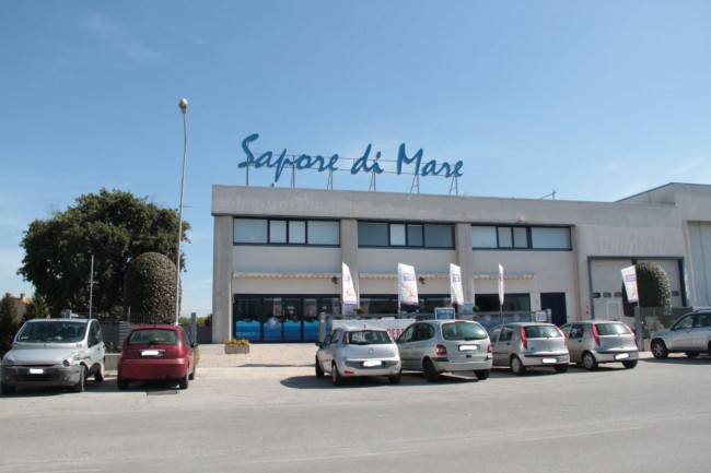 Il negozio dove l'anziano si è sentito male. Era fuori in attesa della moglie che stava facendo la spesa