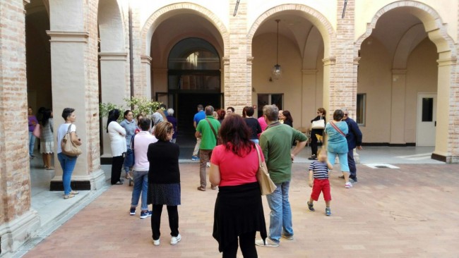 Le mamme nel chiostro di Sant'Agostino all'uscita di scuola del tempo pieno