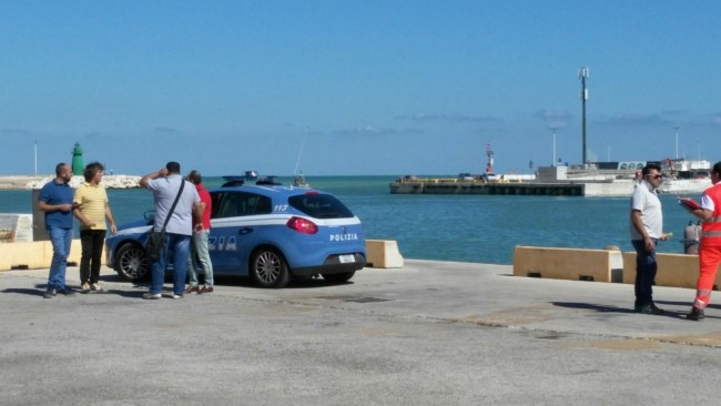 La polizia al molo