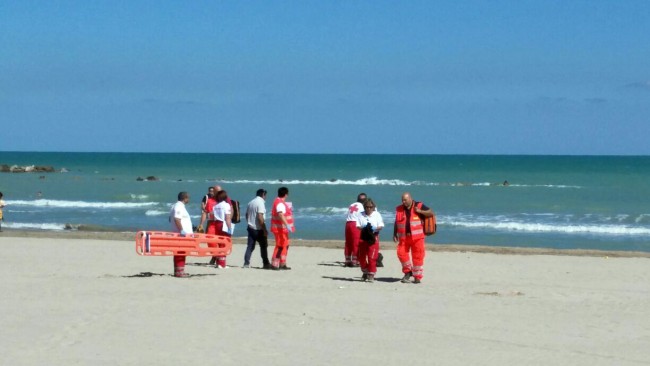 I soccorsi davanti allo stabilimento Attilio