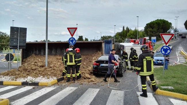 tir ribaltato cimitero 7 Lucrezia Benfatto