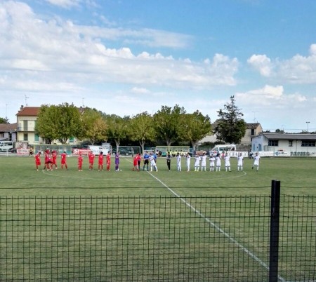 Le due squadre al centro del campo