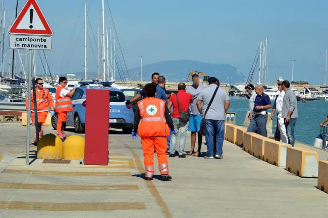 Il tunisino ricondotto in banchina dalla Capitaneria e portato in Commissariato