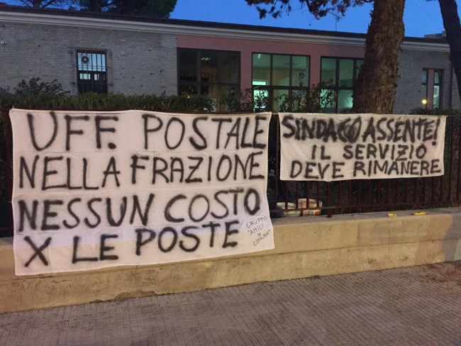 Striscioni di protesta per la chiusura dell'ufficio postale a San Filippo