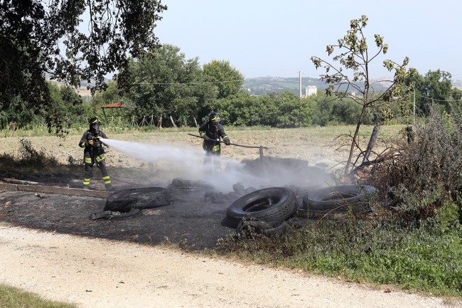 vigili del fuoco incendio tolentino_foto LB (10)