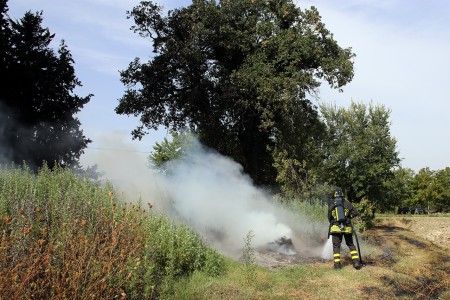 Un incendio spento dai vigili del fuoco (foto d'archivio)