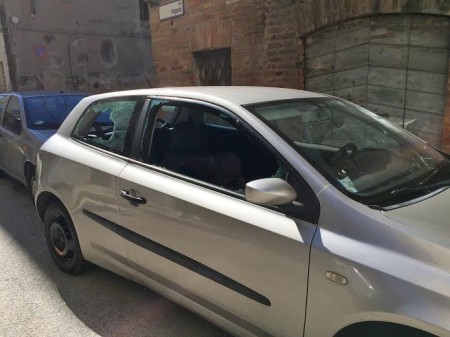 La Fiat Stilo danneggiata in via Tripoli
