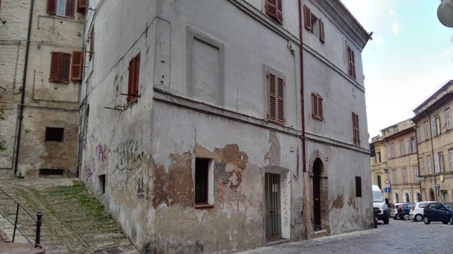 L'ingresso della cantina San Giuliano in via Gioberti