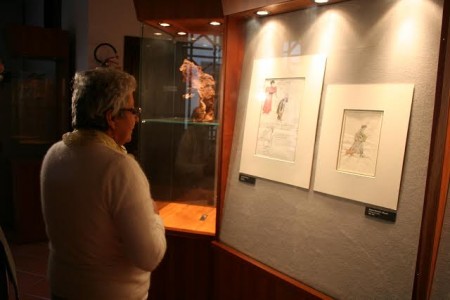 Carlotta Guareschi davanti l’opera di Giovannino, al Museo dell’Umorismo