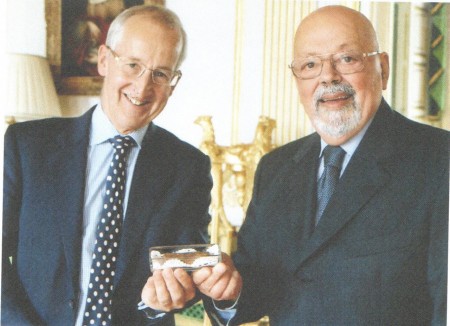 Ambasciata di Gran Bretagna a Parigi, Salone Bianco e Oro. Franco Clementi dona a s.e. sir Peter Ricketts il sigaro di sir Winston Churchill