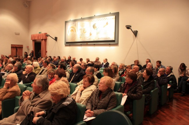 L'affollata sala Verdi del municipio di Cingoli