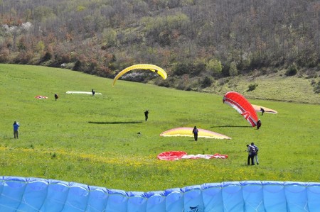 Parapendio Allievi alle prime armi sul pendio scuola