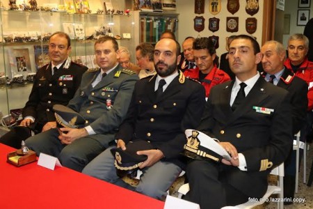 Le autorità dei carabinieri, guardia di finanza e polizia presenti all'incontro