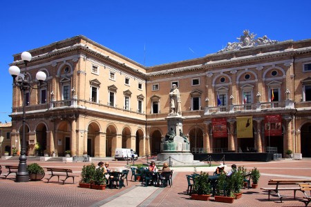 Recanati_piazzaLeopardi