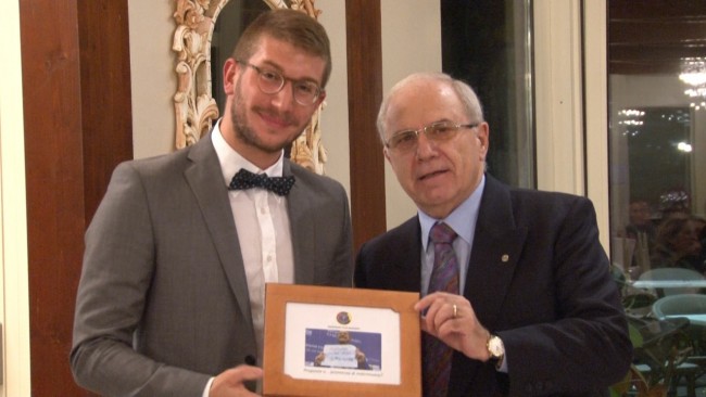 Simone Ruffini riceve la targa Panathlon dal presidente Roberto Toninel