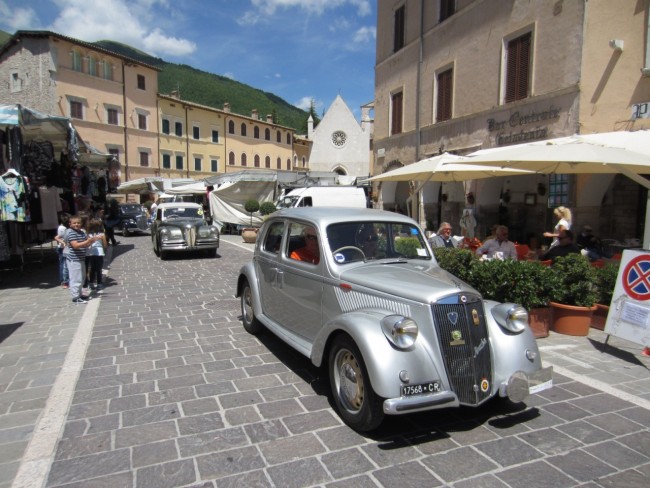 Una Lancia Aprilia attraversa la città di Visso in occasione di un recente raduno