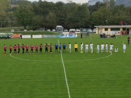 Le due squadre al centro del campo