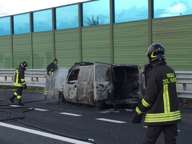 Il furgoncino che ha preso fuoco in autostrada