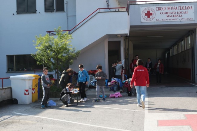 bambini in croce rossa a villa potenza foto ap (1)