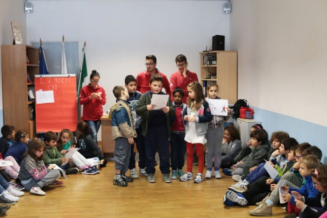 bambini in croce rossa a villa potenza foto ap (10)