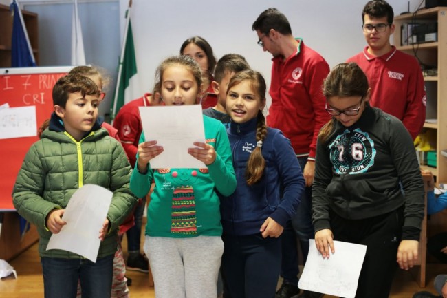 bambini in croce rossa a villa potenza foto ap (12)