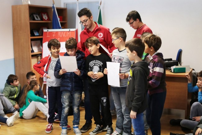 bambini in croce rossa a villa potenza foto ap (14)