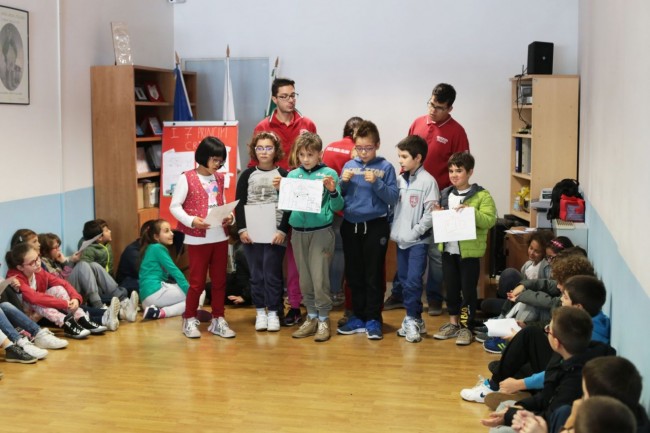 bambini in croce rossa a villa potenza foto ap (15)