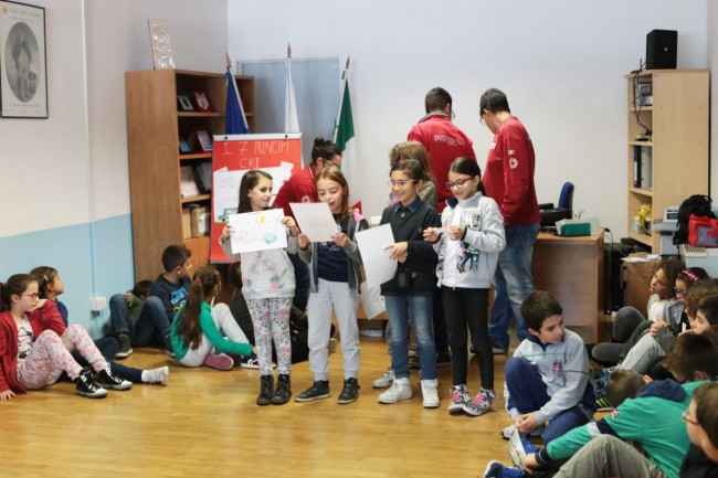 bambini in croce rossa a villa potenza foto ap (16)