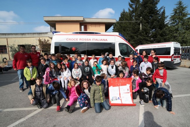 bambini in croce rossa a villa potenza foto ap (19)