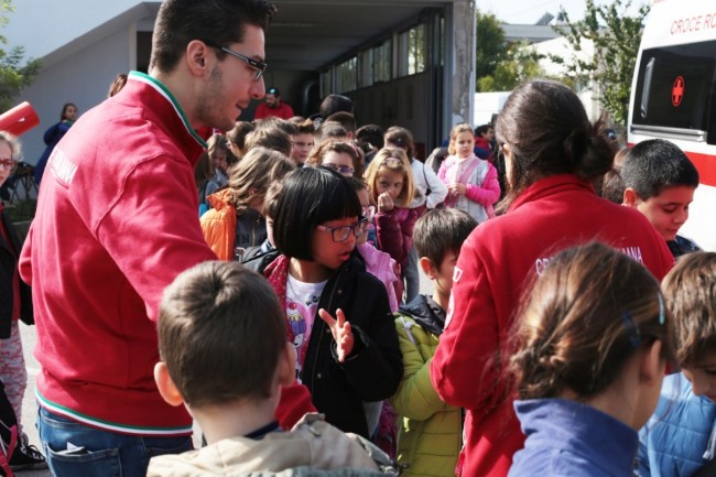 bambini in croce rossa a villa potenza foto ap (20)