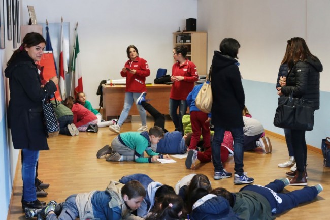 bambini in croce rossa a villa potenza foto ap (6)