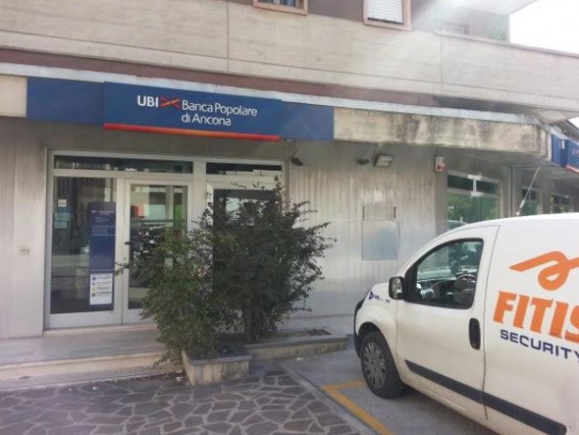 Il bancomat fatto esplodere dai malviventi