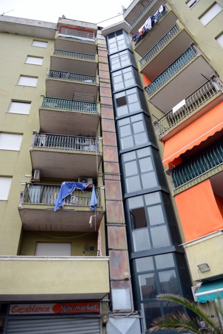 Le finestre della scalinata condominiale da dove è precipitato il 31enne